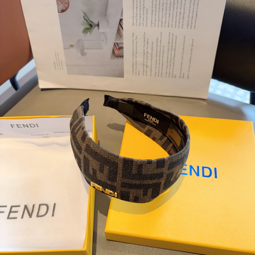 配包装
FENDI 芬迪 新款老花双F发箍，宽版原单头箍， 简约百搭，潮女必备品，超级的高大上！
