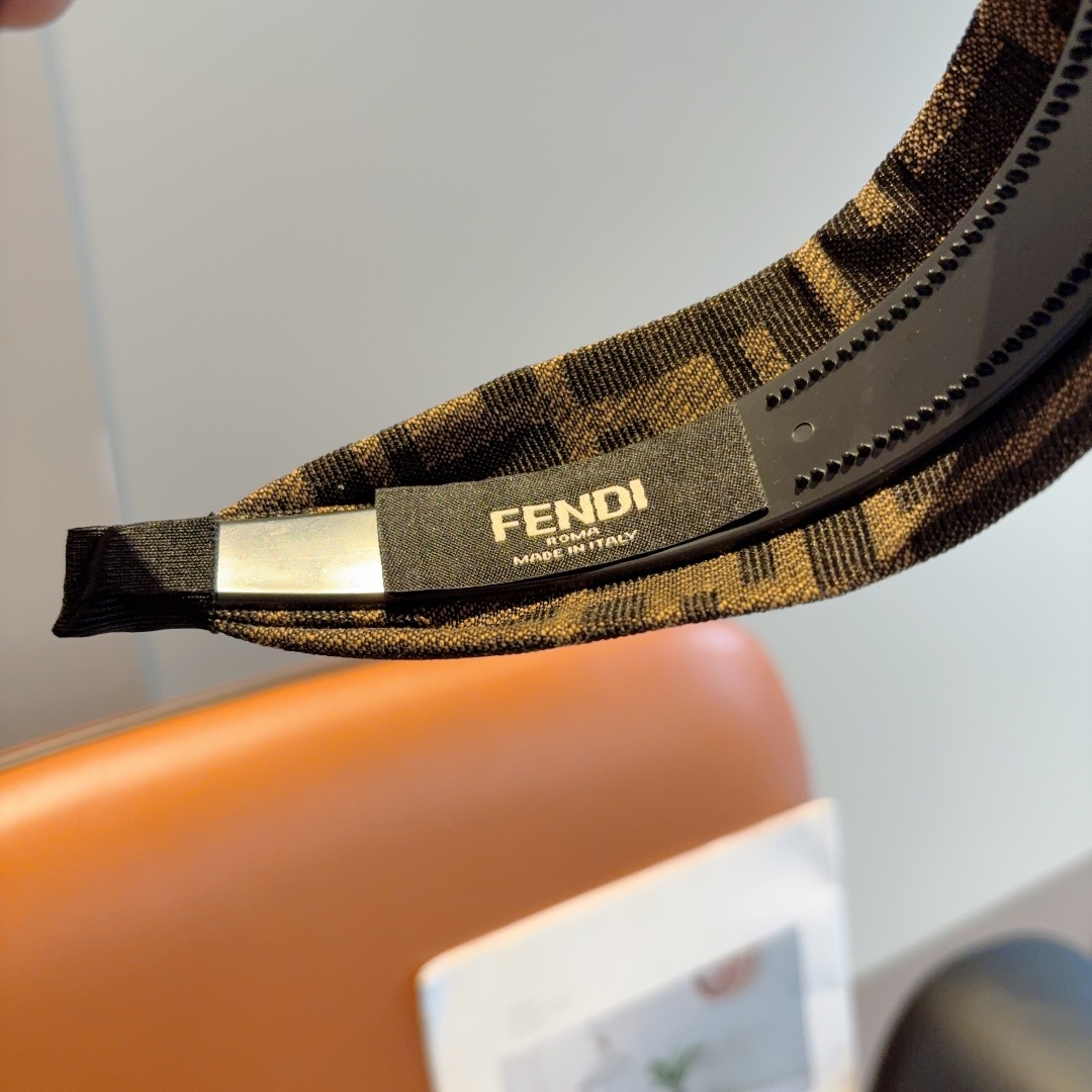 配包装
FENDI 芬迪 新款老花双F发箍，宽版原单头箍， 简约百搭，潮女必备品，超级的高大上！