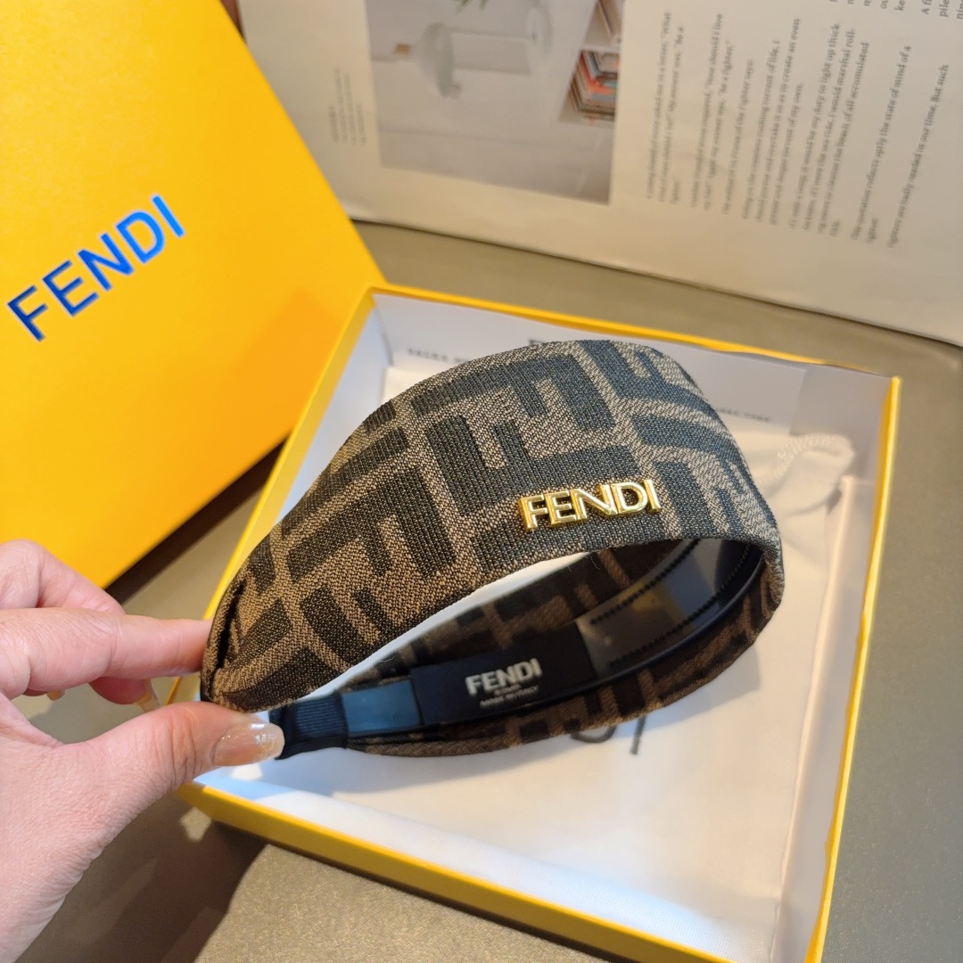 配包装
FENDI 芬迪 新款老花双F发箍，宽版原单头箍， 简约百搭，潮女必备品，超级的高大上！