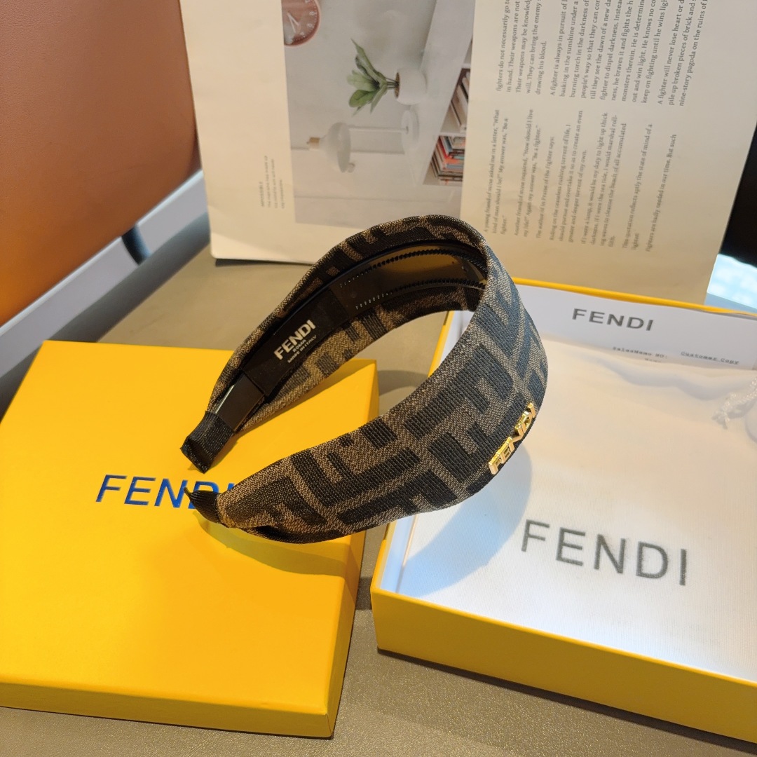 配包装
FENDI 芬迪 新款老花双F发箍，宽版原单头箍， 简约百搭，潮女必备品，超级的高大上！