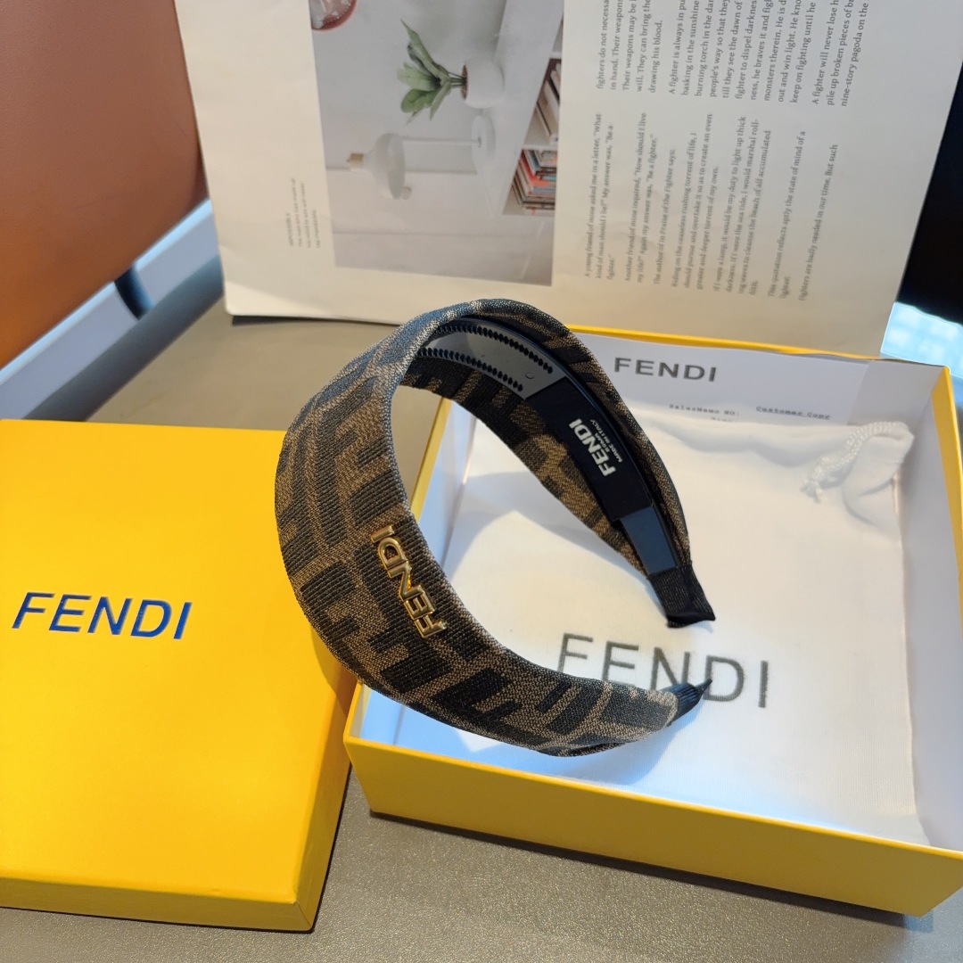 配包装
FENDI 芬迪 新款老花双F发箍，宽版原单头箍， 简约百搭，潮女必备品，超级的高大上！