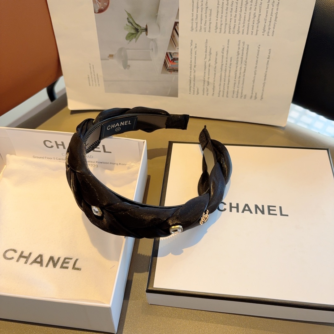 配包装
CHANEL（香奈儿）新款贴钻小香发箍，新品巨显脸小头箍，网红爆款推荐 搭配高端双Ｃlogo ，
