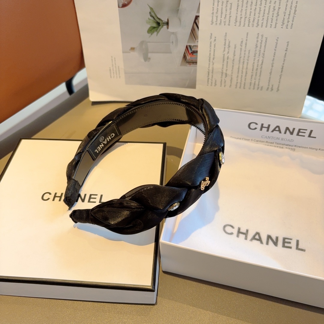 配包装
CHANEL（香奈儿）新款贴钻小香发箍，新品巨显脸小头箍，网红爆款推荐 搭配高端双Ｃlogo ，