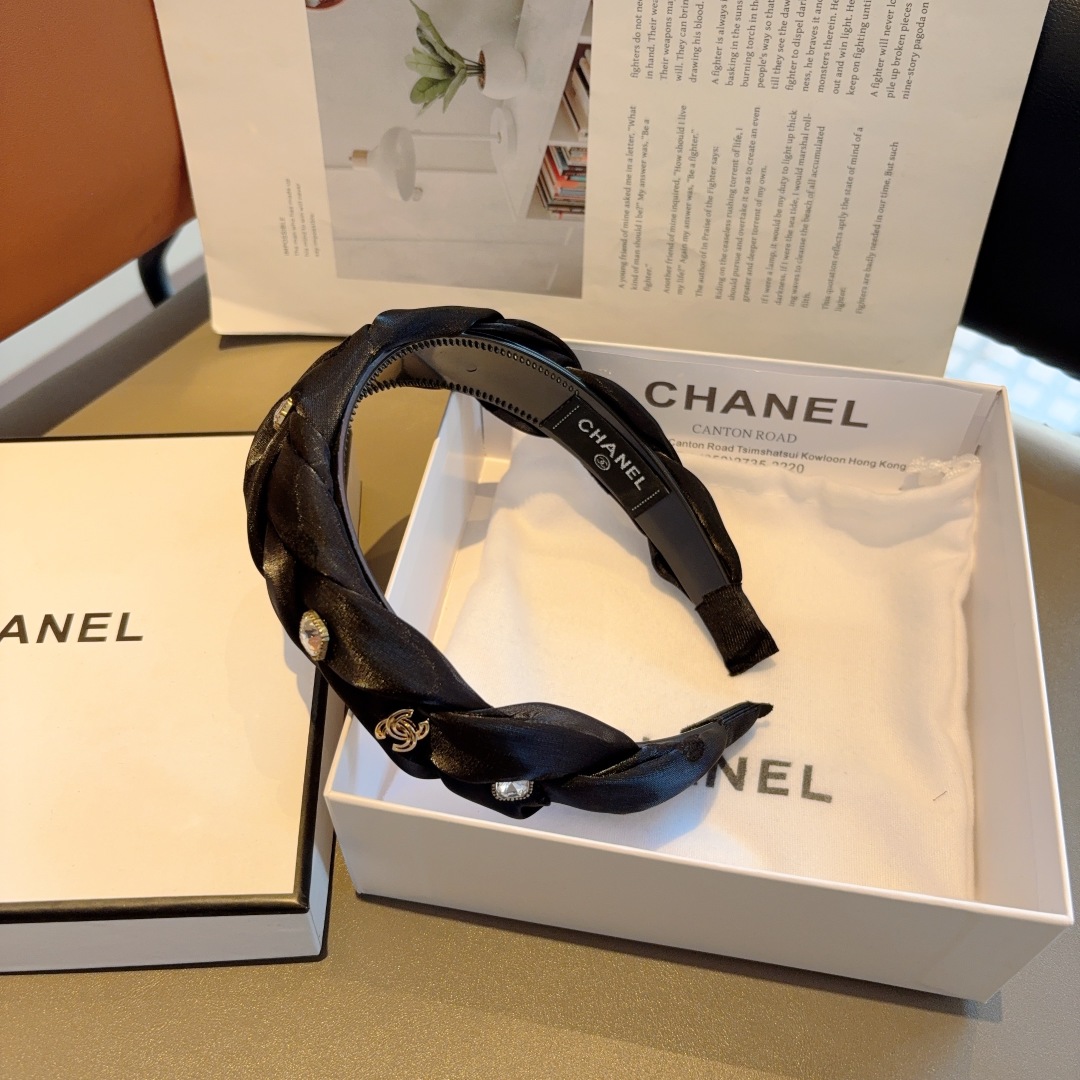 配包装
CHANEL（香奈儿）新款贴钻小香发箍，新品巨显脸小头箍，网红爆款推荐 搭配高端双Ｃlogo ，