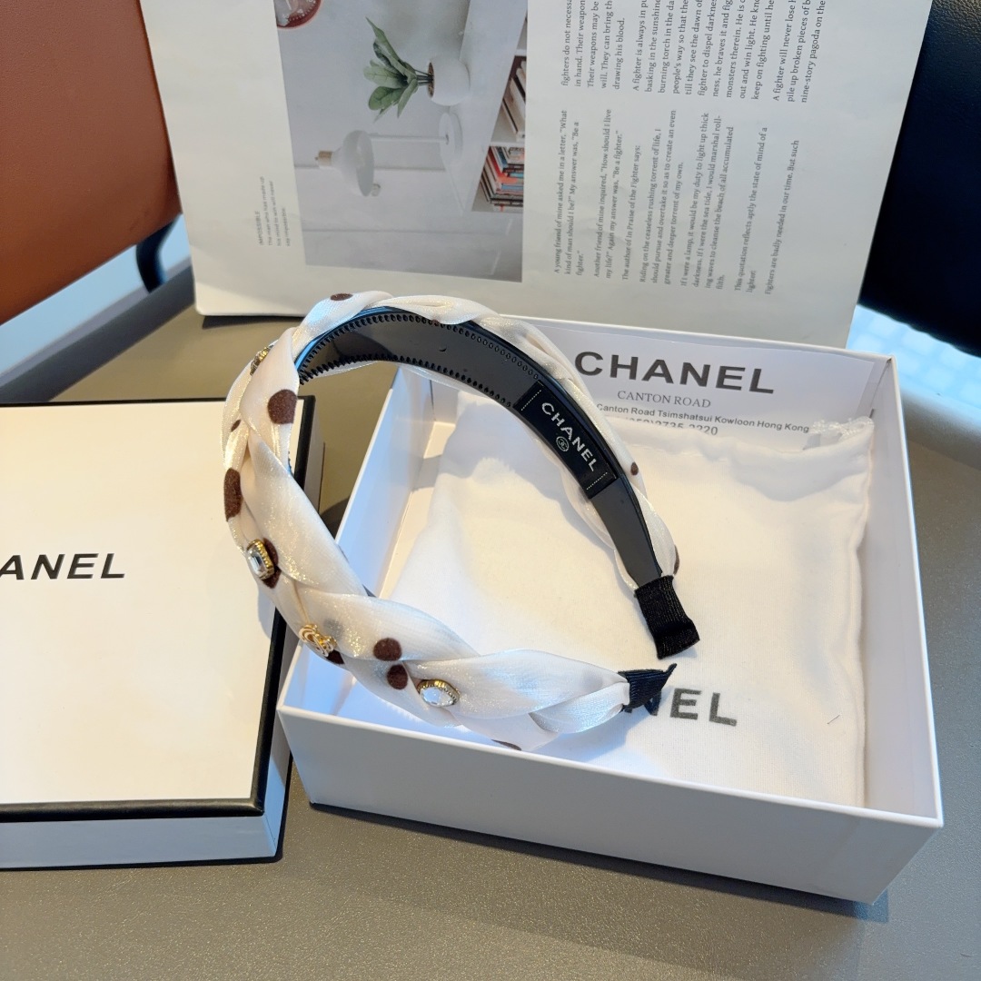 配包装
CHANEL（香奈儿）新款贴钻小香发箍，新品巨显脸小头箍，网红爆款推荐 搭配高端双Ｃlogo ，