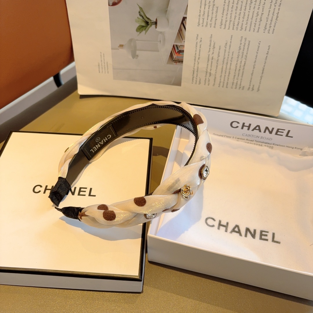 配包装
CHANEL（香奈儿）新款贴钻小香发箍，新品巨显脸小头箍，网红爆款推荐 搭配高端双Ｃlogo ，