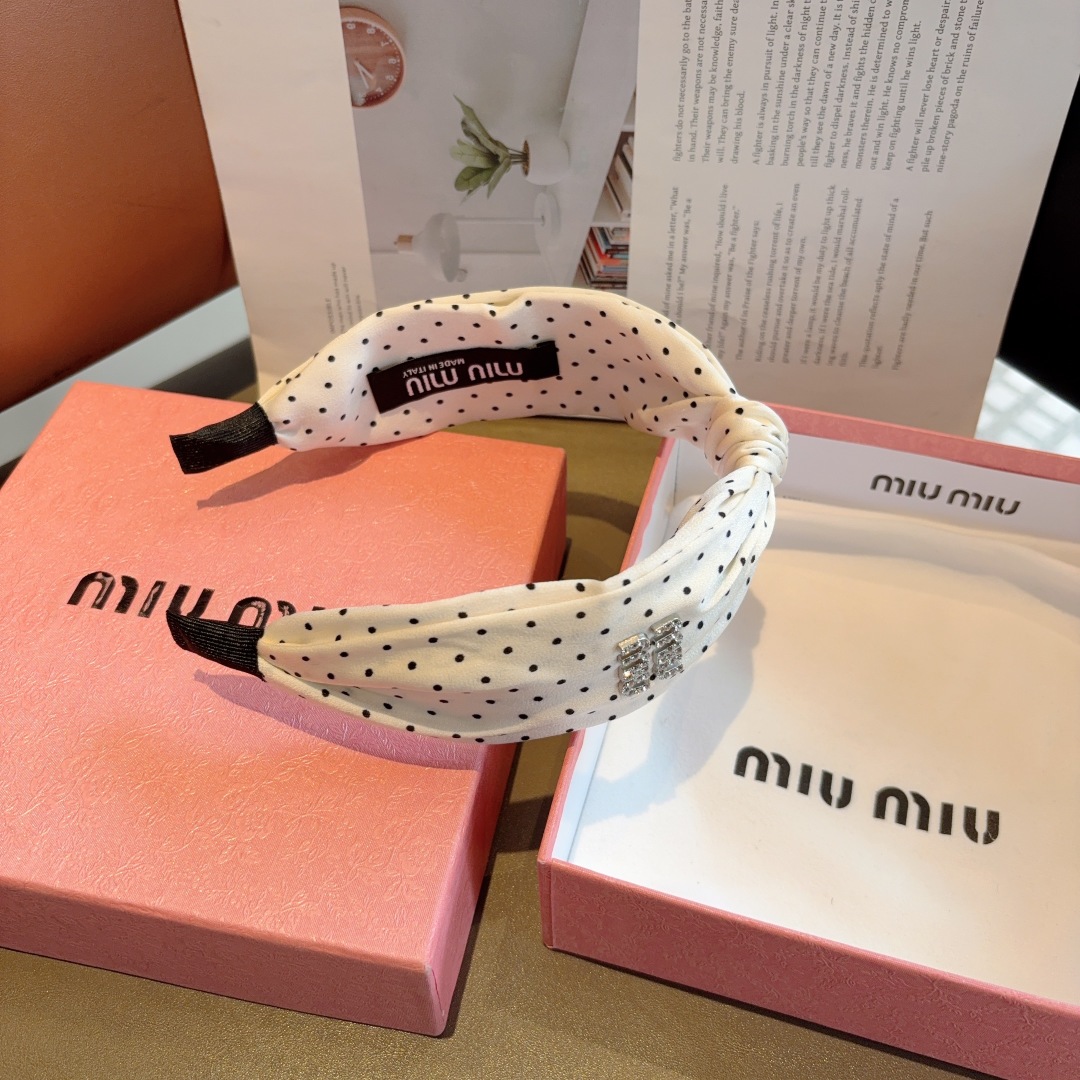 配包装
MIUMIU（缪缪）经典新款手工制作宽版发箍，原单货，简约百搭，潮女必备品，超级的高大上！