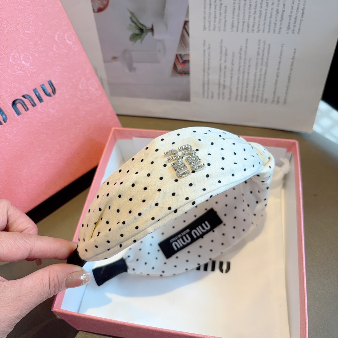 配包装
MIUMIU（缪缪）经典新款手工制作宽版发箍，原单货，简约百搭，潮女必备品，超级的高大上！