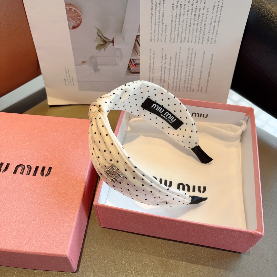 配包装
MIUMIU（缪缪）经典新款手工制作宽版发箍，原单货，简约百搭，潮女必备品，超级的高大上！