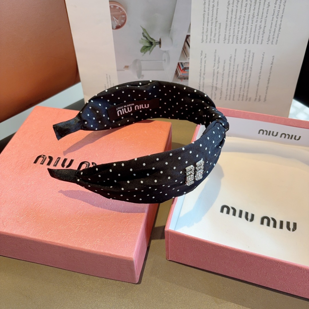 配包装
MIUMIU（缪缪）经典新款手工制作宽版发箍，原单货，简约百搭，潮女必备品，超级的高大上！
