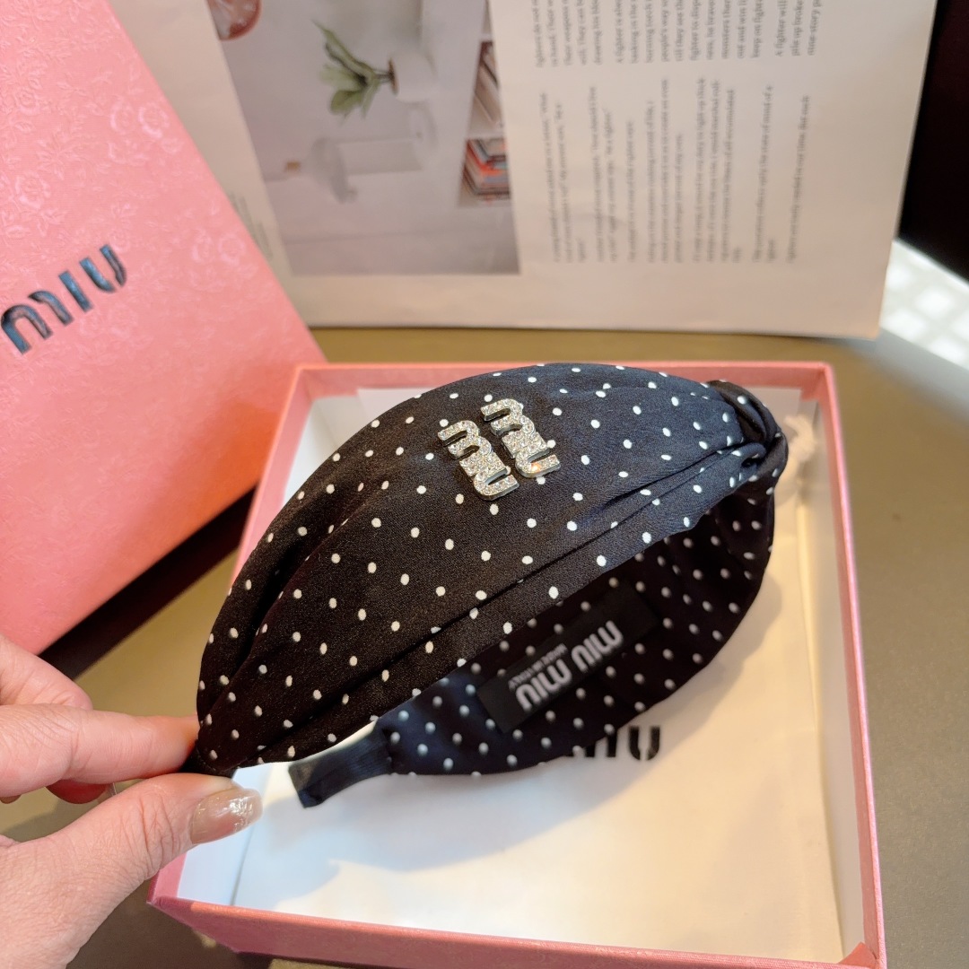 配包装
MIUMIU（缪缪）经典新款手工制作宽版发箍，原单货，简约百搭，潮女必备品，超级的高大上！