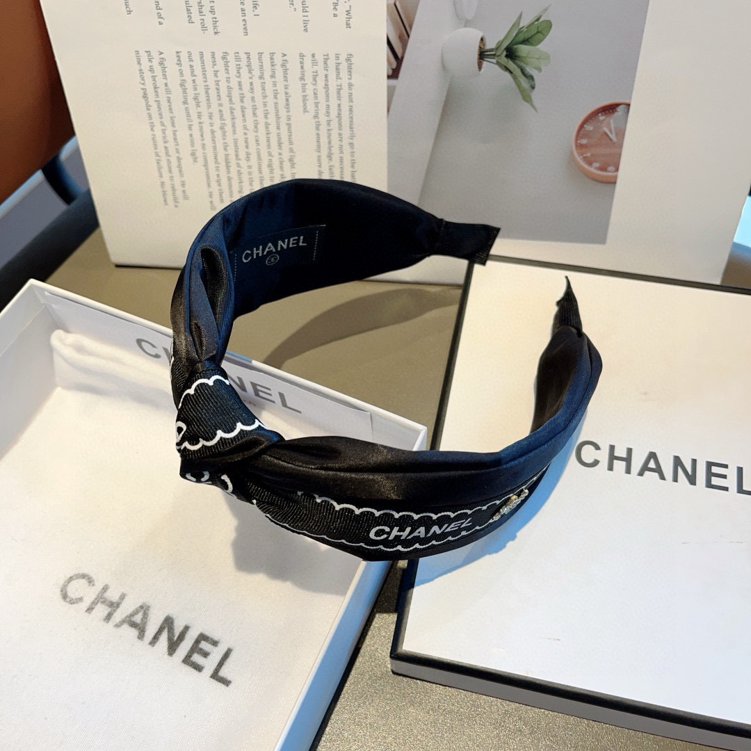 配包装
CHANEL（香奈儿）最新款小香发箍，新品巨显脸小头箍，网红爆款推荐 搭配高端双Ｃlogo ，超