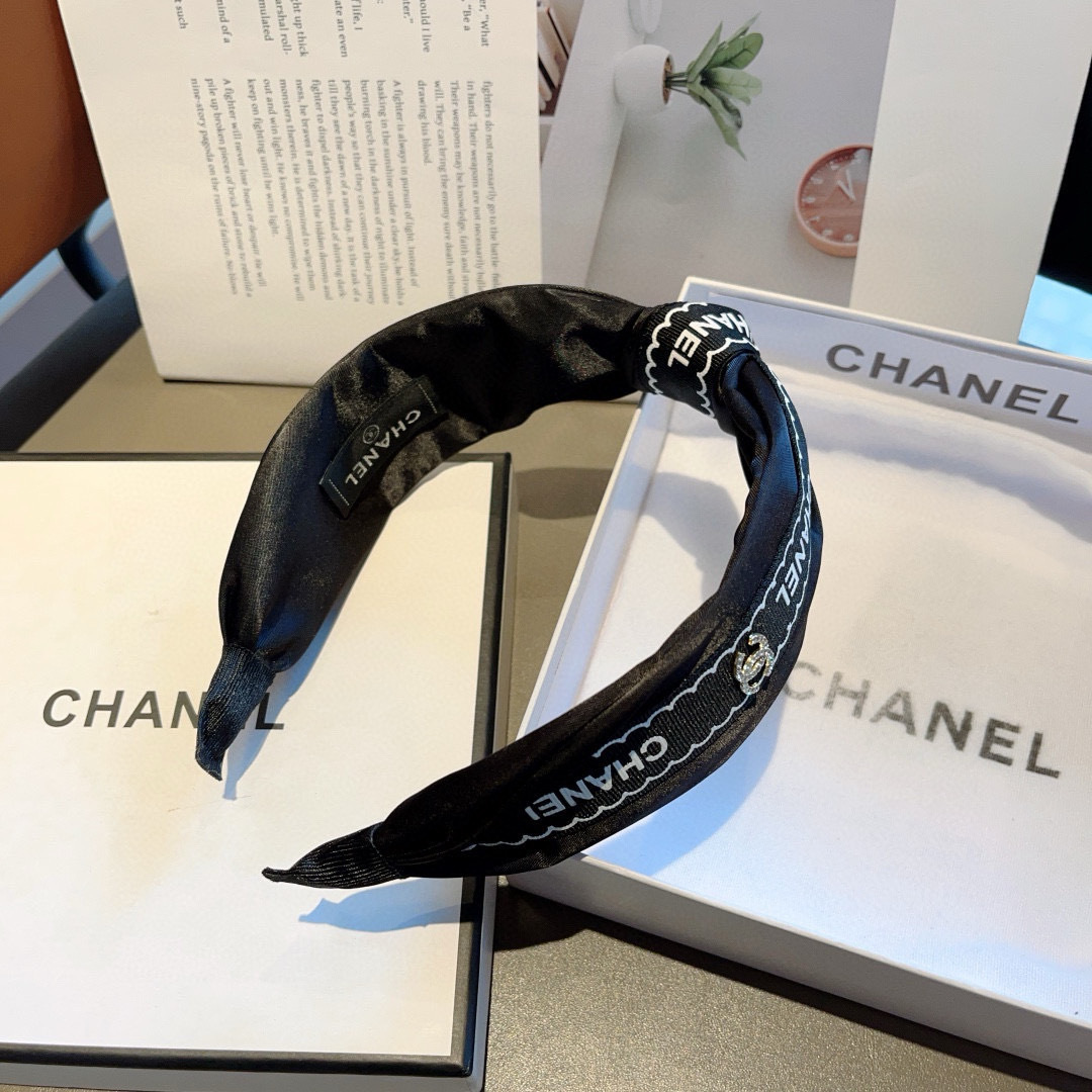 配包装
CHANEL（香奈儿）最新款小香发箍，新品巨显脸小头箍，网红爆款推荐 搭配高端双Ｃlogo ，超