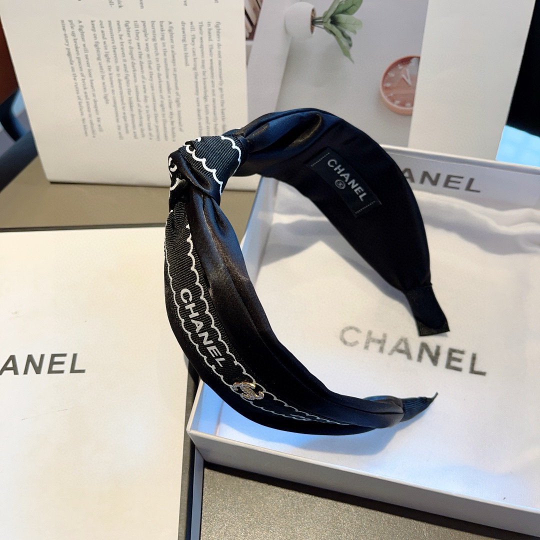 配包装
CHANEL（香奈儿）最新款小香发箍，新品巨显脸小头箍，网红爆款推荐 搭配高端双Ｃlogo ，超
