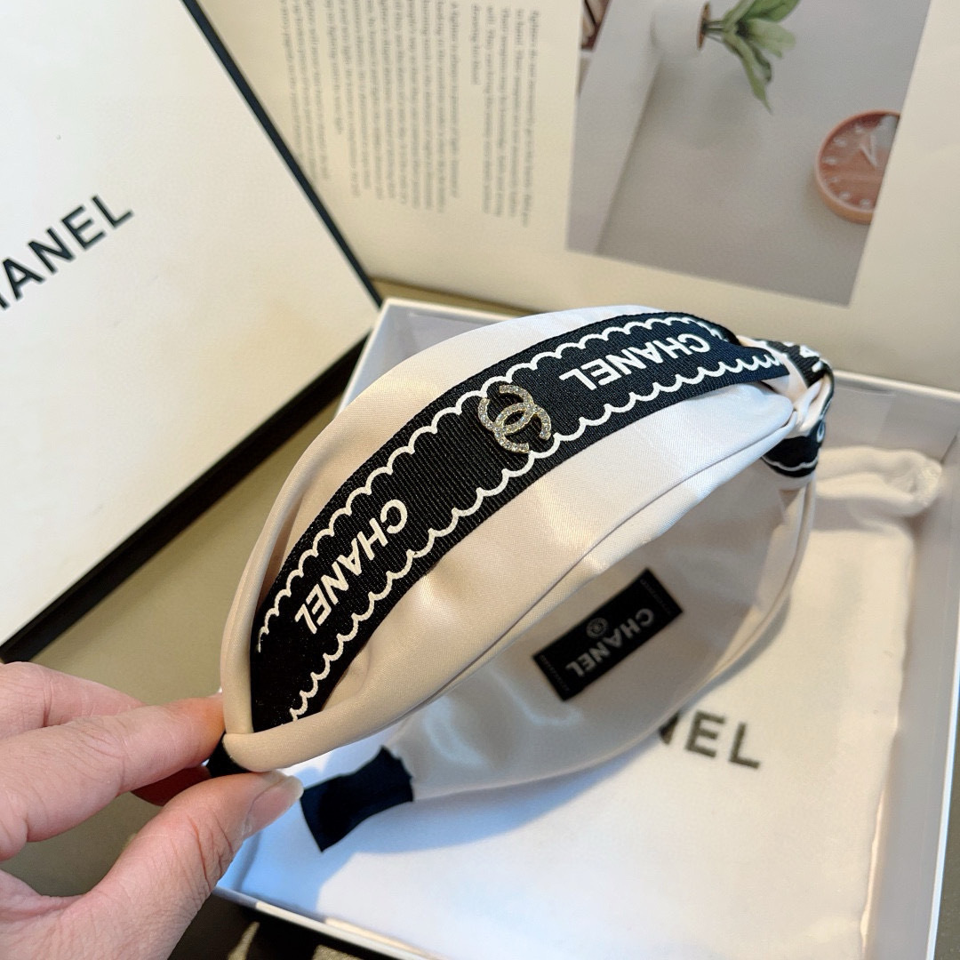 配包装
CHANEL（香奈儿）最新款小香发箍，新品巨显脸小头箍，网红爆款推荐 搭配高端双Ｃlogo ，超