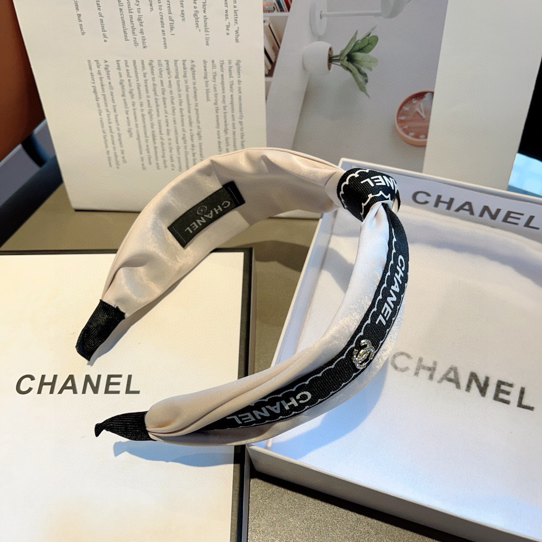 配包装
CHANEL（香奈儿）最新款小香发箍，新品巨显脸小头箍，网红爆款推荐 搭配高端双Ｃlogo ，超