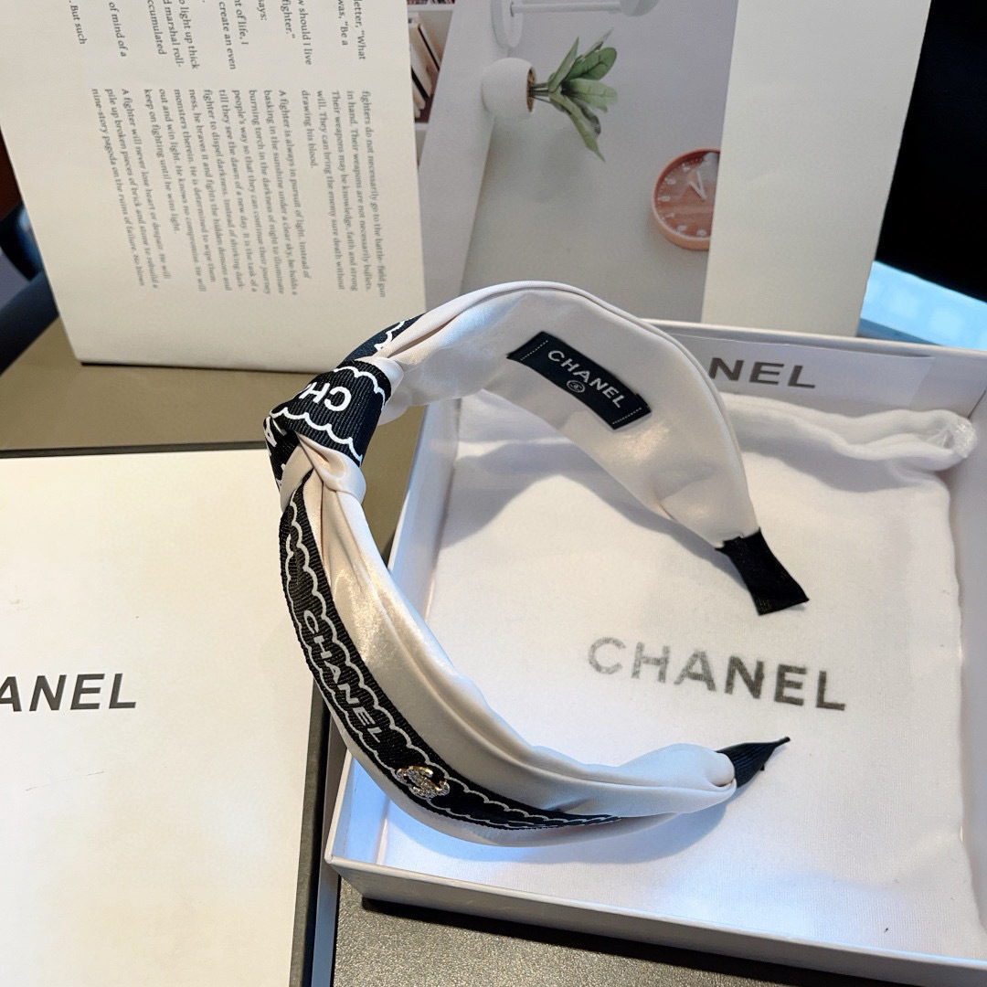 配包装
CHANEL（香奈儿）最新款小香发箍，新品巨显脸小头箍，网红爆款推荐 搭配高端双Ｃlogo ，超