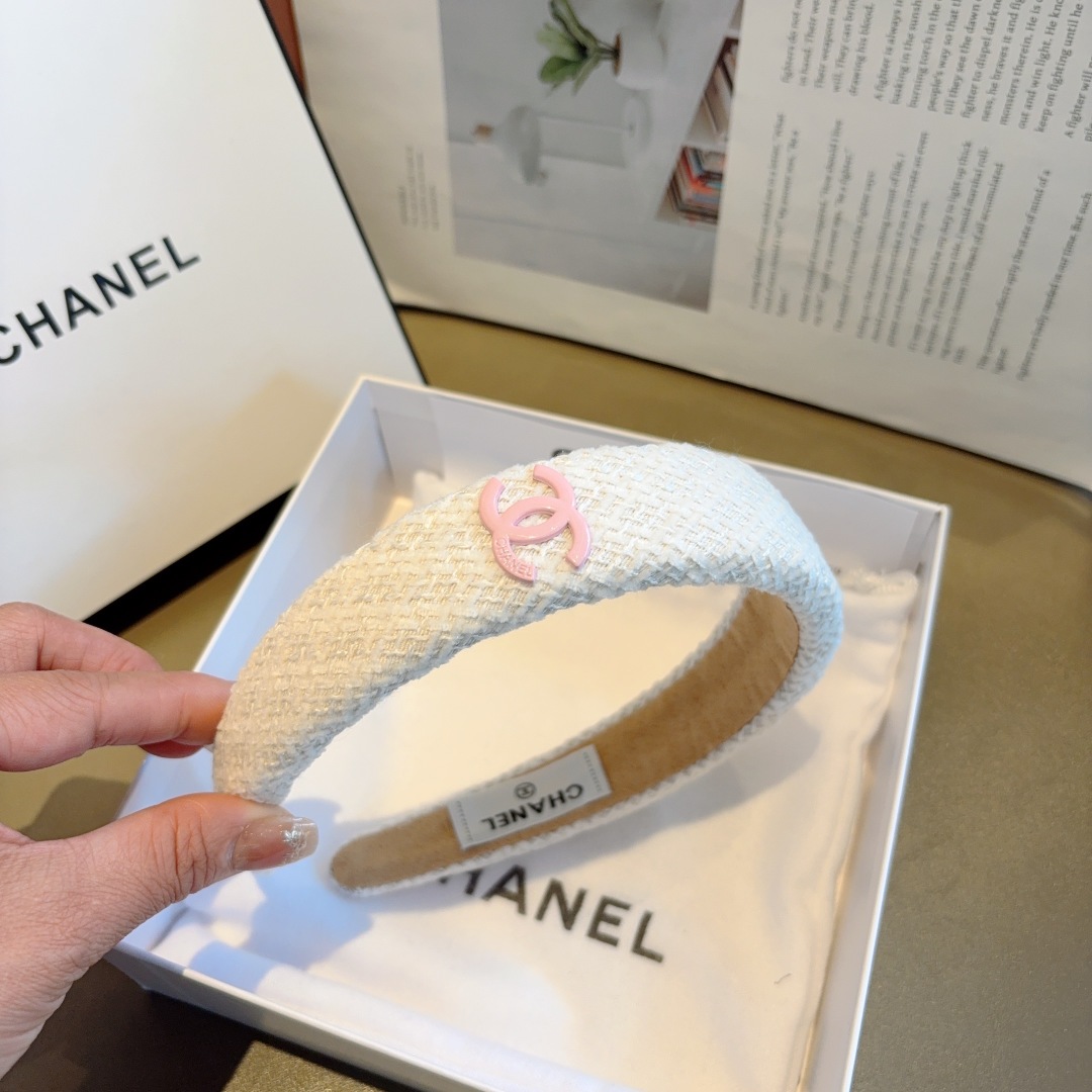 配包装
CHANEL（香奈儿）最新款小香发箍，新品巨显脸小头箍，网红爆款推荐 搭配高端双Ｃlogo ，超