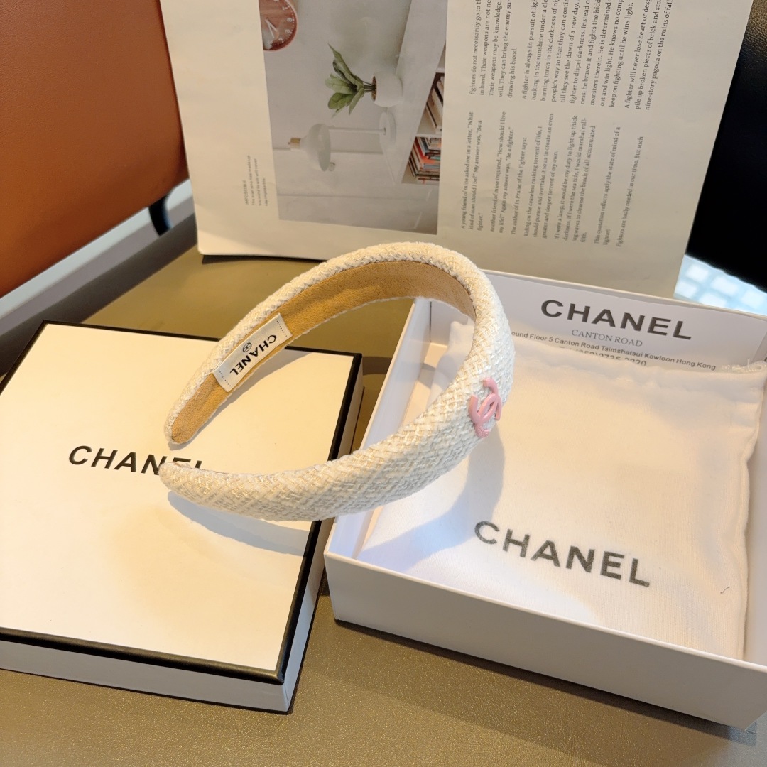配包装
CHANEL（香奈儿）最新款小香发箍，新品巨显脸小头箍，网红爆款推荐 搭配高端双Ｃlogo ，超