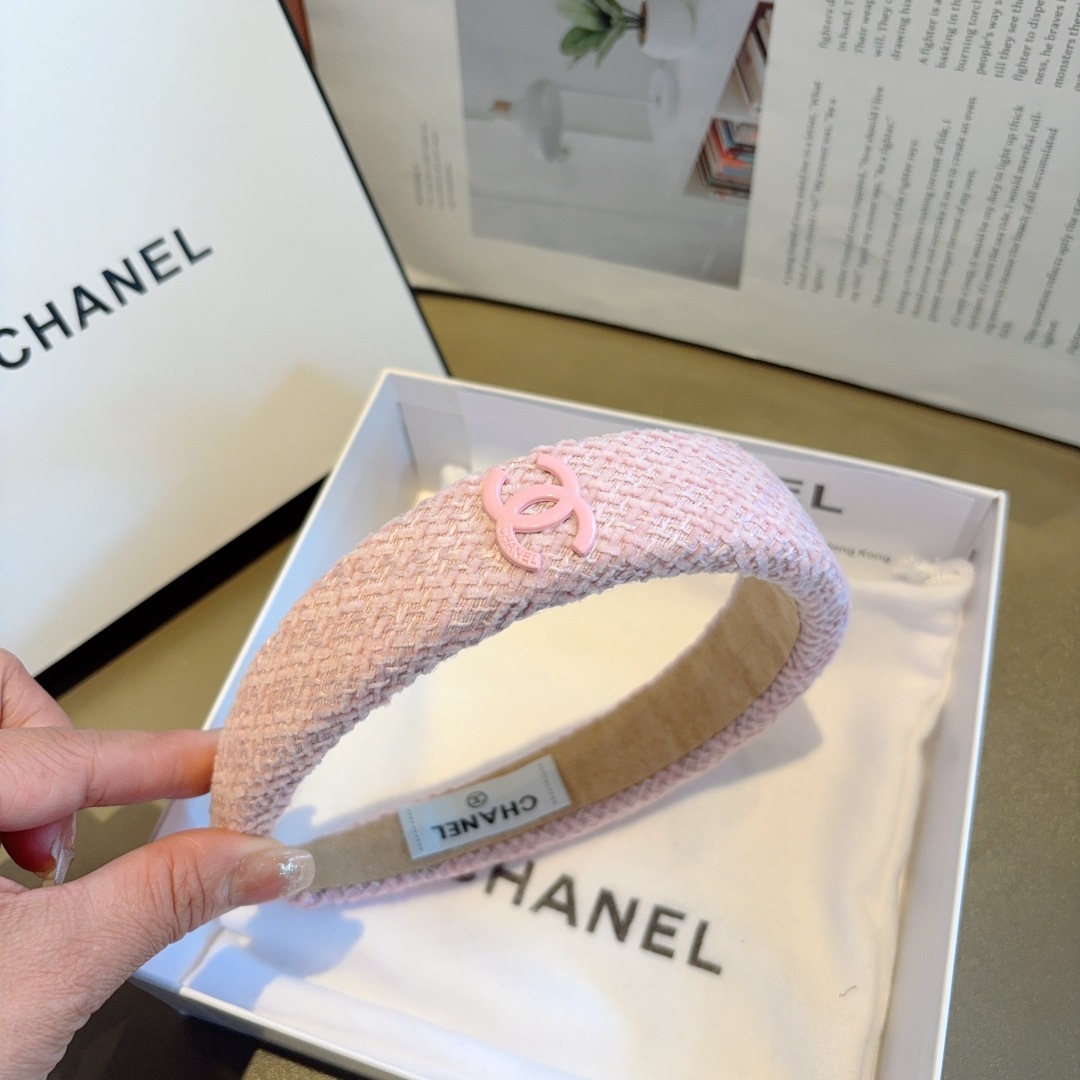 配包装
CHANEL（香奈儿）最新款小香发箍，新品巨显脸小头箍，网红爆款推荐 搭配高端双Ｃlogo ，超