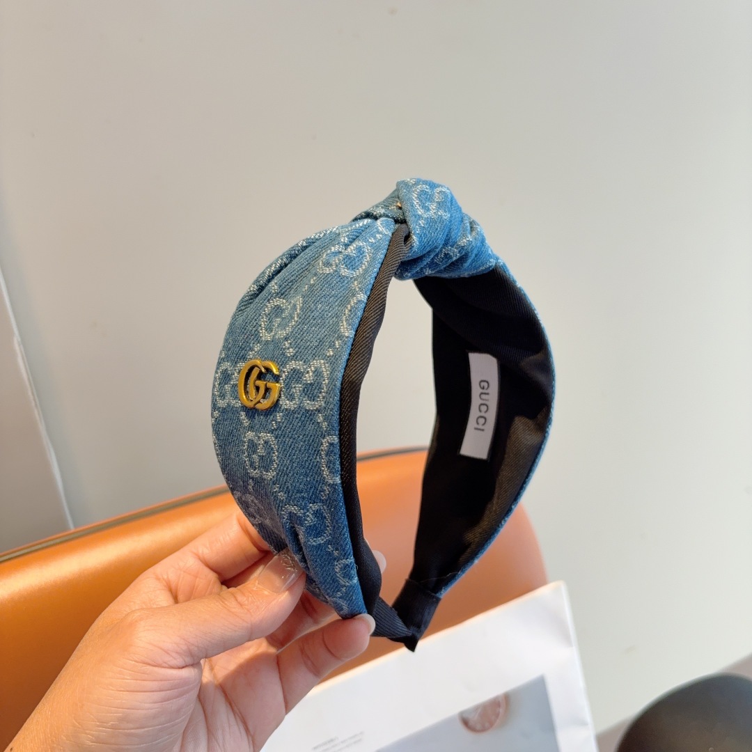 配包装
Gucci古奇 经典牛仔布老花宽边发箍，女神外出必备单品，非常百搭，时尚潮流！