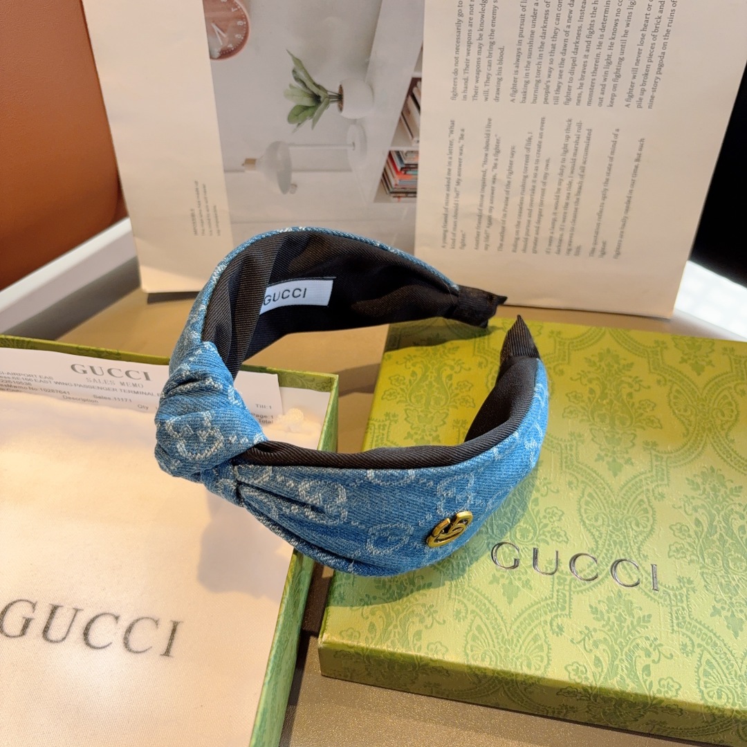 配包装
Gucci古奇 经典牛仔布老花宽边发箍，女神外出必备单品，非常百搭，时尚潮流！