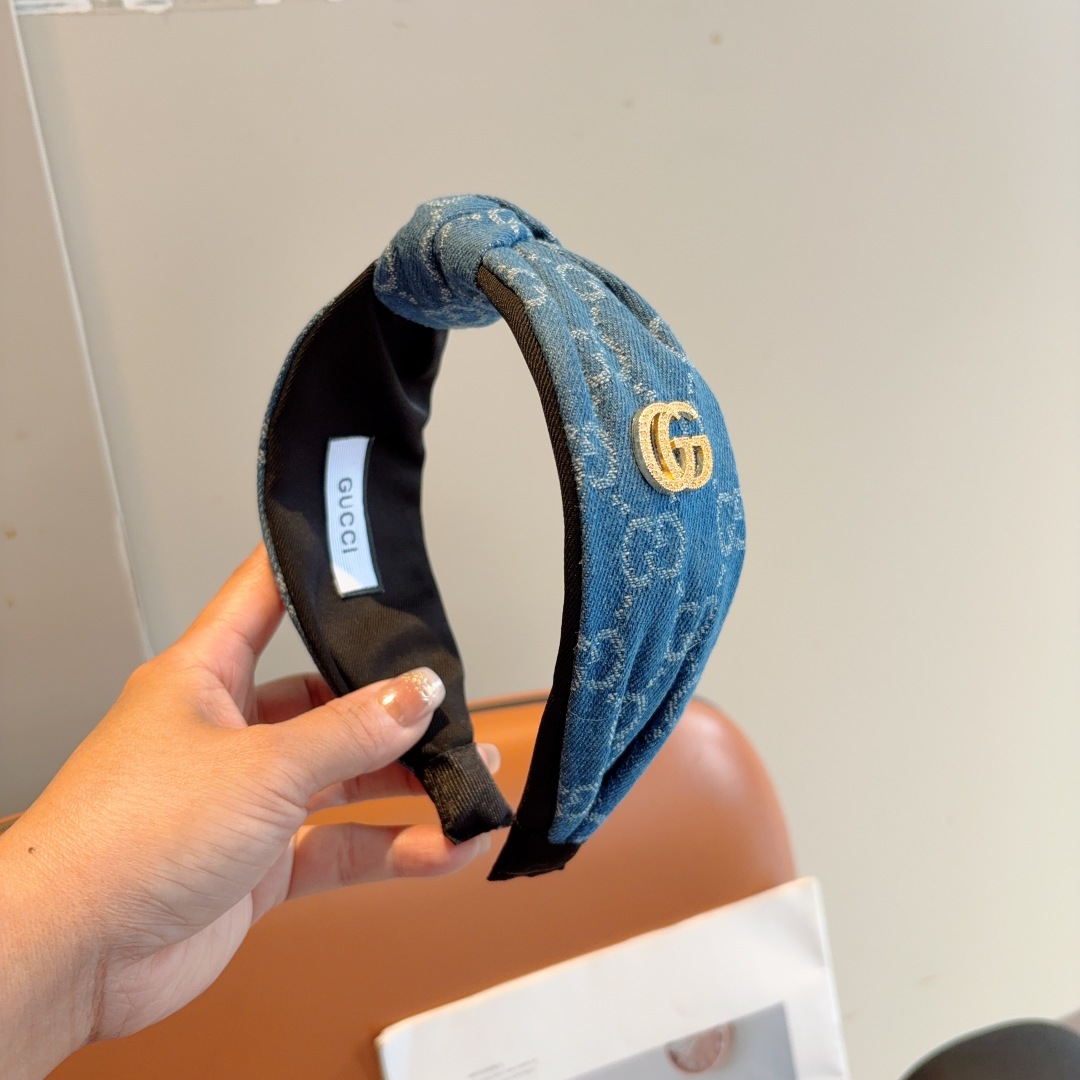 配包装
Gucci古奇 经典牛仔布老花宽边发箍，女神外出必备单品，非常百搭，时尚潮流！