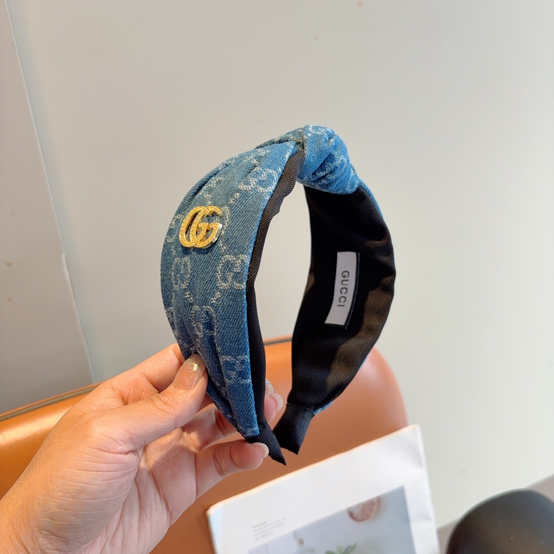 配包装
Gucci古奇 经典牛仔布老花宽边发箍，女神外出必备单品，非常百搭，时尚潮流！
