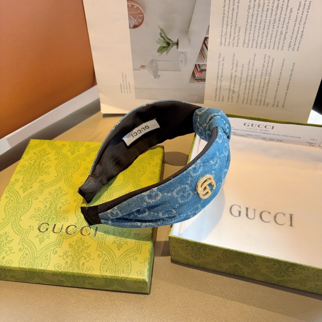 配包装
Gucci古奇 经典牛仔布老花宽边发箍，女神外出必备单品，非常百搭，时尚潮流！