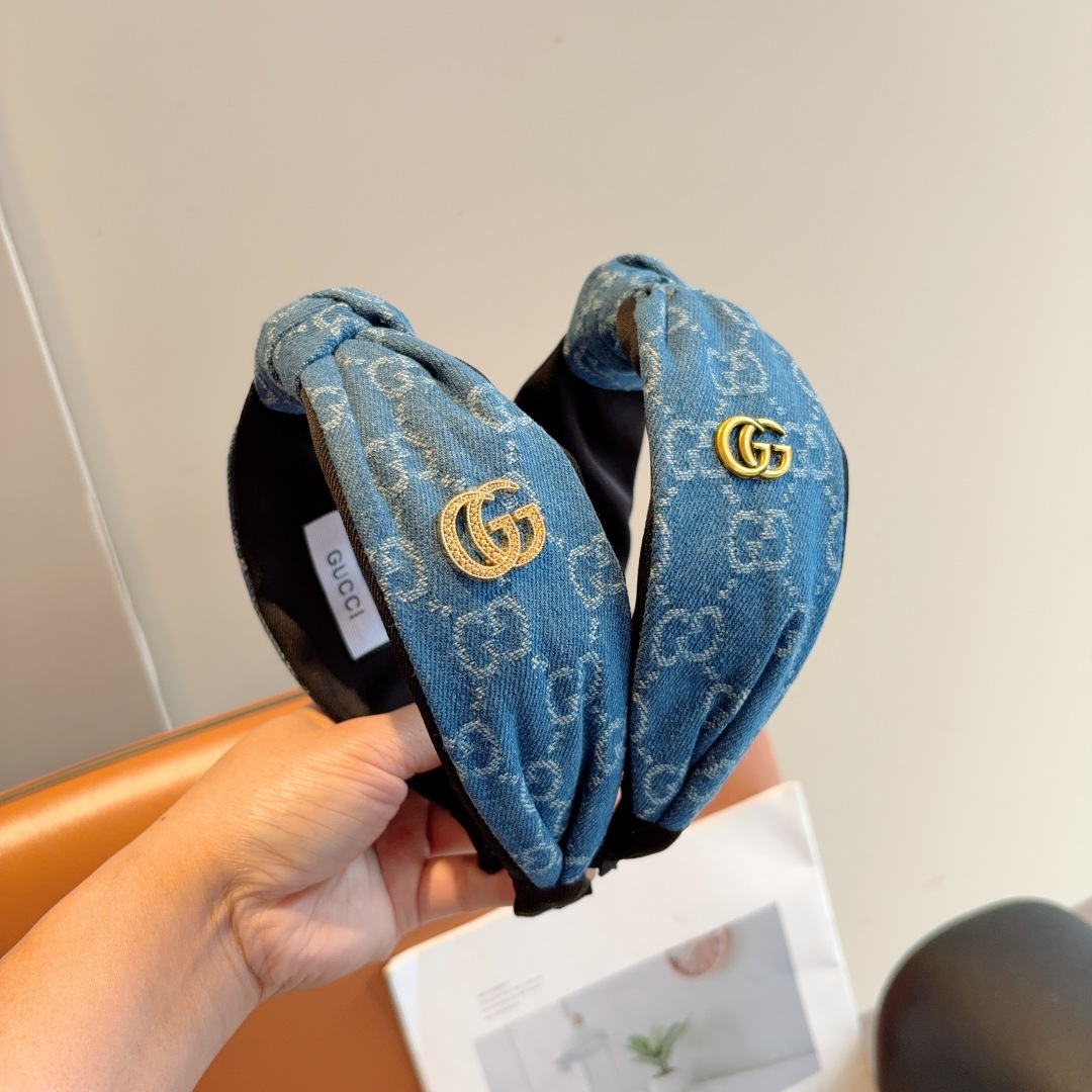 配包装
Gucci古奇 经典牛仔布老花宽边发箍，女神外出必备单品，非常百搭，时尚潮流！