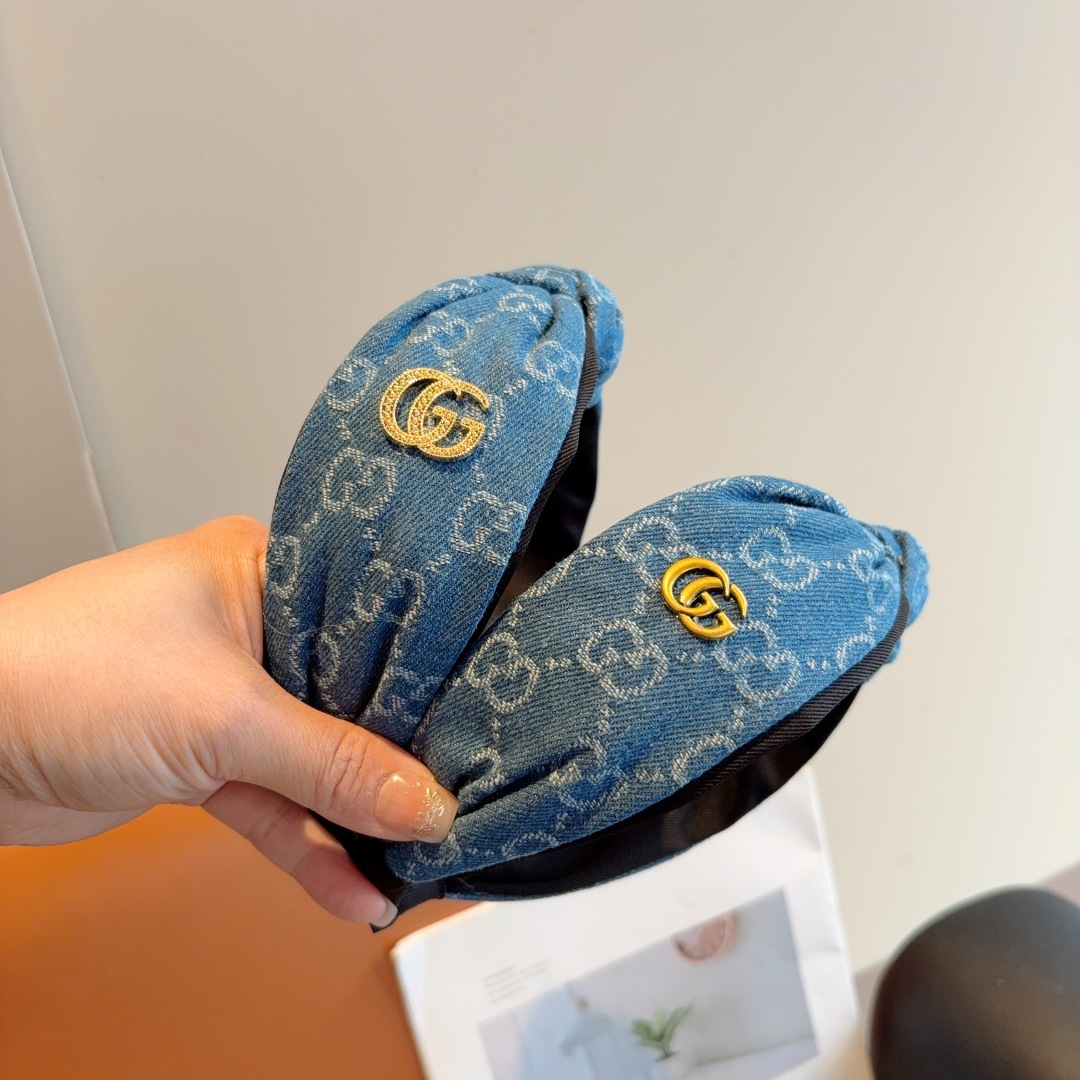 配包装
Gucci古奇 经典牛仔布老花宽边发箍，女神外出必备单品，非常百搭，时尚潮流！