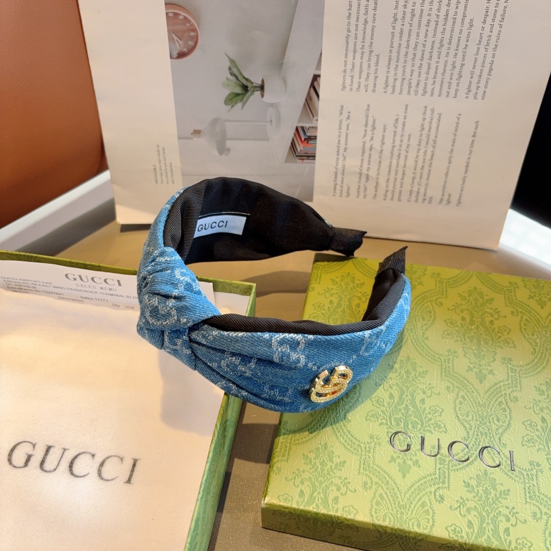 配包装
Gucci古奇 经典牛仔布老花宽边发箍，女神外出必备单品，非常百搭，时尚潮流！