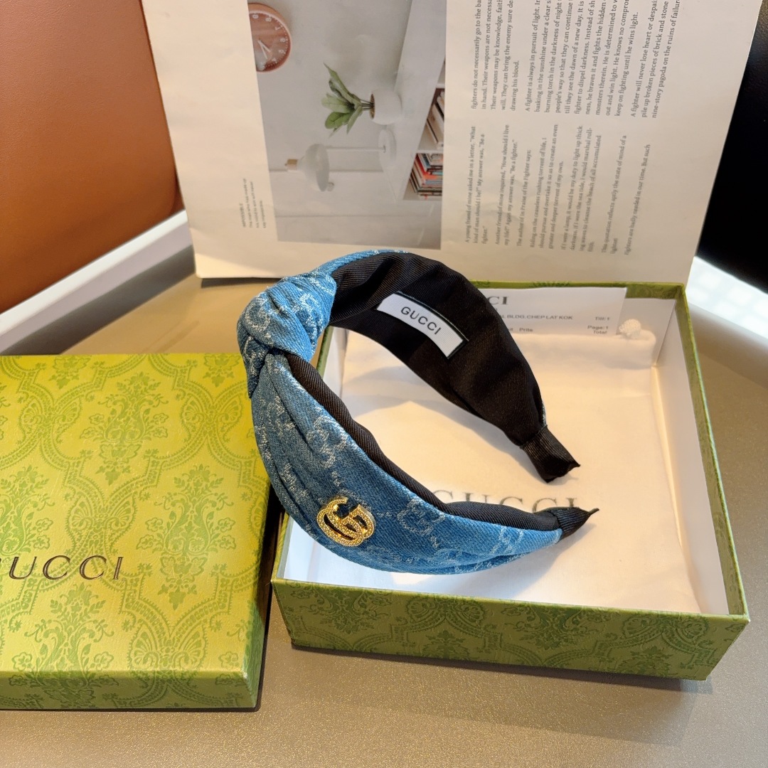 配包装
Gucci古奇 经典牛仔布老花宽边发箍，女神外出必备单品，非常百搭，时尚潮流！