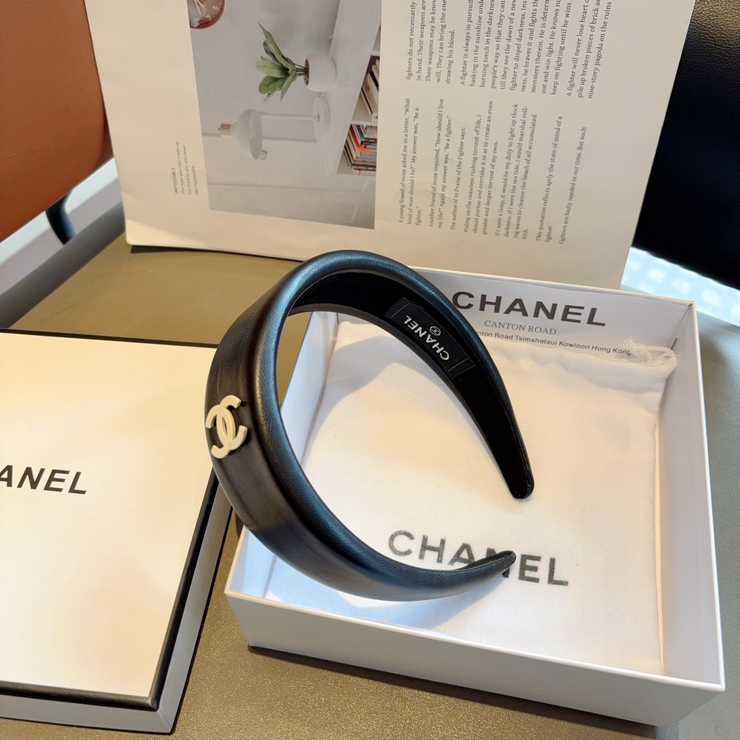 配包装
CHANEL（香奈儿）新款小香羊皮发箍，潮精致百搭头箍，网红爆款推荐 搭配高端双Ｃlogo 