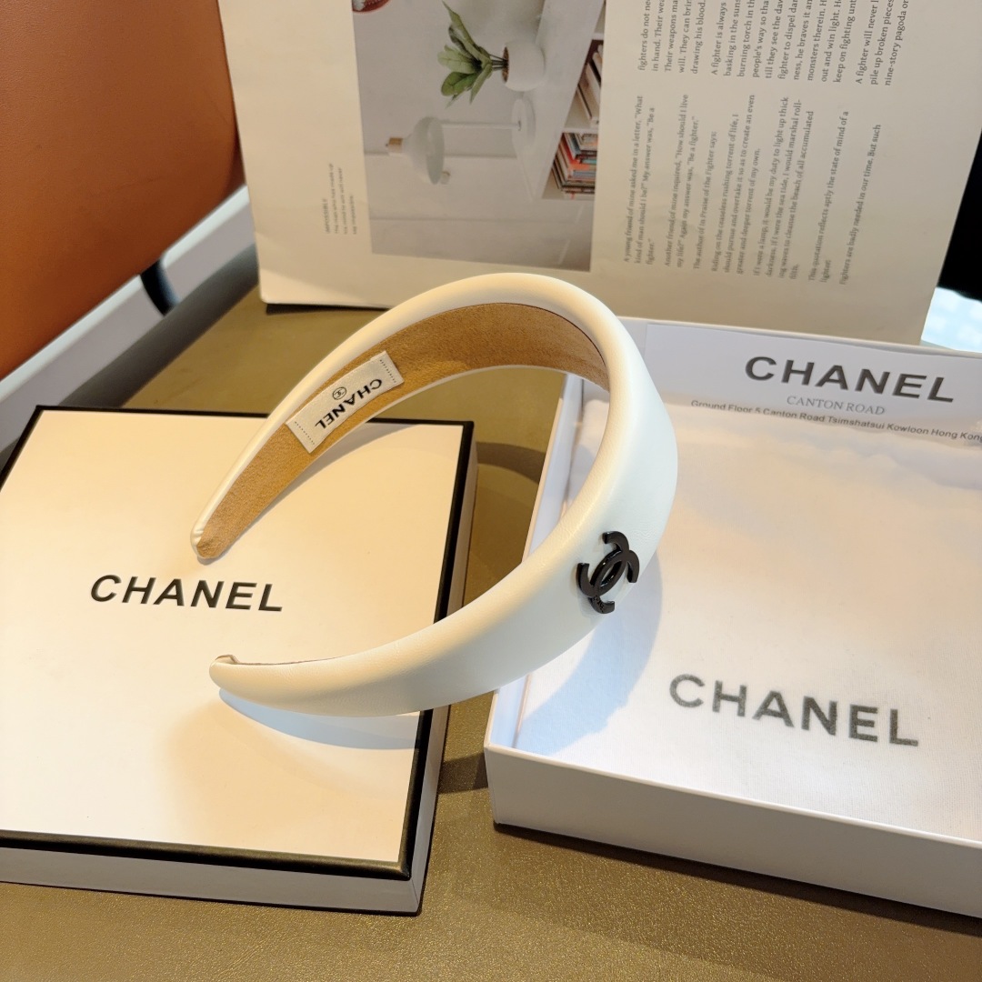 配包装
CHANEL（香奈儿）新款小香羊皮发箍，潮精致百搭头箍，网红爆款推荐 搭配高端双Ｃlogo 