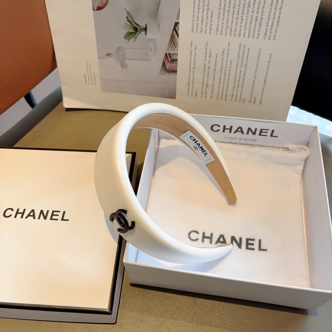 配包装
CHANEL（香奈儿）新款小香羊皮发箍，潮精致百搭头箍，网红爆款推荐 搭配高端双Ｃlogo 