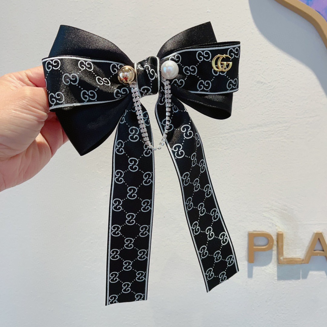 配包装
GUCCI （古奇） 专柜新款发夹，经典双G大蝴蝶结弹簧夹， 专柜定制，超精致，转图必爆哈！专柜
