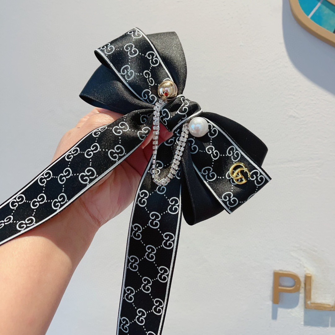 配包装
GUCCI （古奇） 专柜新款发夹，经典双G大蝴蝶结弹簧夹， 专柜定制，超精致，转图必爆哈！专柜