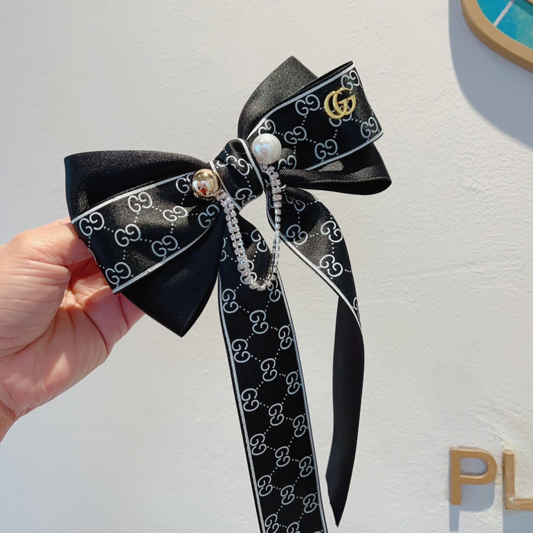配包装
GUCCI （古奇） 专柜新款发夹，经典双G大蝴蝶结弹簧夹， 专柜定制，超精致，转图必爆哈！专柜