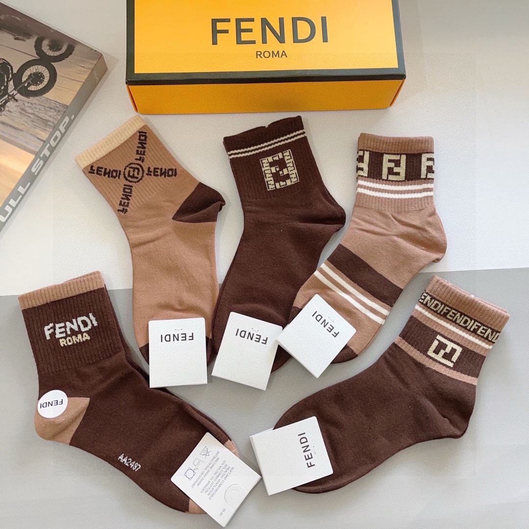 配包装（一盒5双）
FENDI  芬迪  字母双Ｆ爆款中筒袜，纯棉面料， 专柜同款 💓纯棉面料，实用好穿