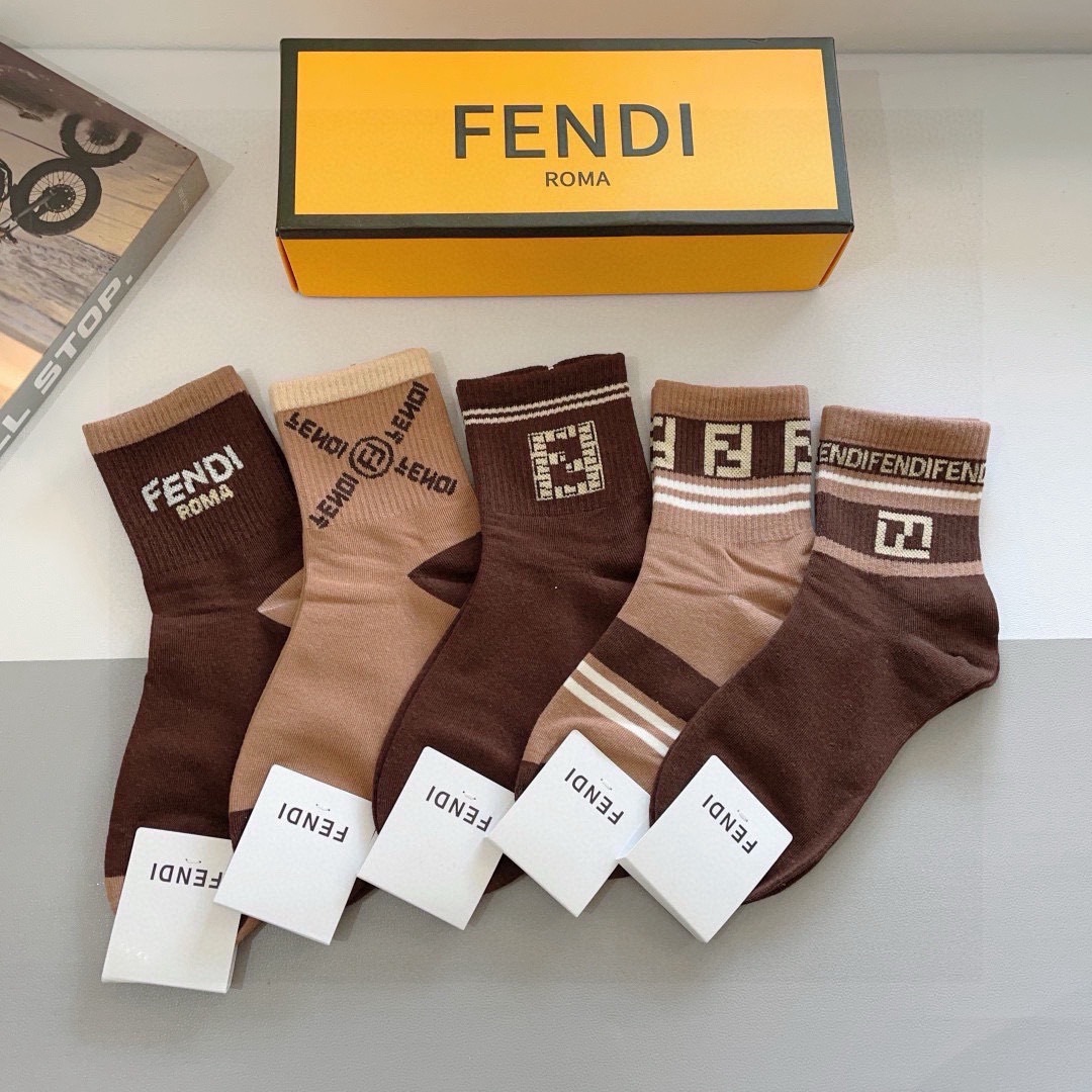 配包装（一盒5双）
FENDI  芬迪  字母双Ｆ爆款中筒袜，纯棉面料， 专柜同款 💓纯棉面料，实用好穿
