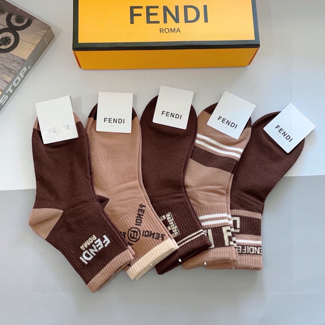 配包装（一盒5双）
FENDI  芬迪  字母双Ｆ爆款中筒袜，纯棉面料， 专柜同款 💓纯棉面料，实用好穿