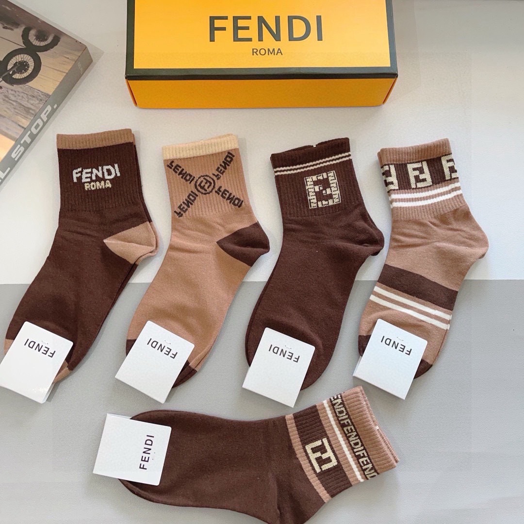 配包装（一盒5双）
FENDI  芬迪  字母双Ｆ爆款中筒袜，纯棉面料， 专柜同款 💓纯棉面料，实用好穿