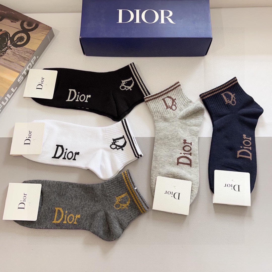 配包装（一盒5双）
Dior 迪奥 新款字母罗口长筒袜子！爆款字母专柜同步长筒袜，💛大牌出街，潮人必备。