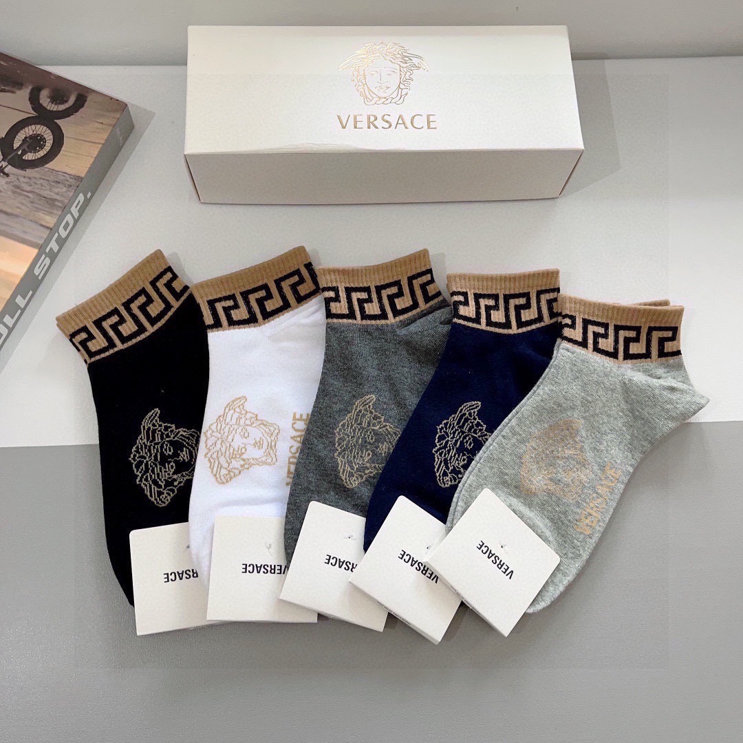配包装【一盒五双】
欧美大牌 VERSACE范思哲 好看到爆炸欧美大牌船袜。男女款🌟潮人必不能少的专柜代