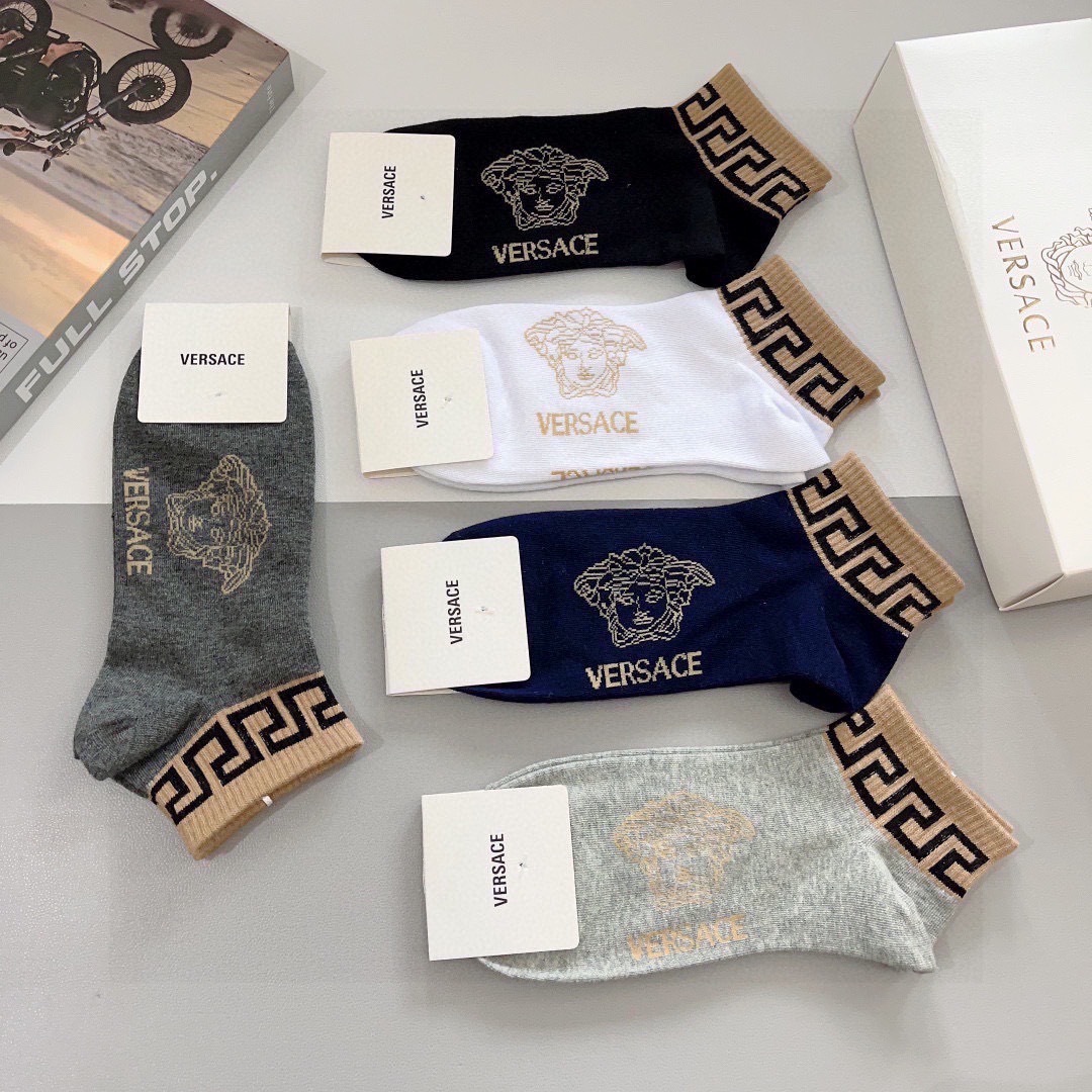 配包装【一盒五双】
欧美大牌 VERSACE范思哲 好看到爆炸欧美大牌船袜。男女款🌟潮人必不能少的专柜代
