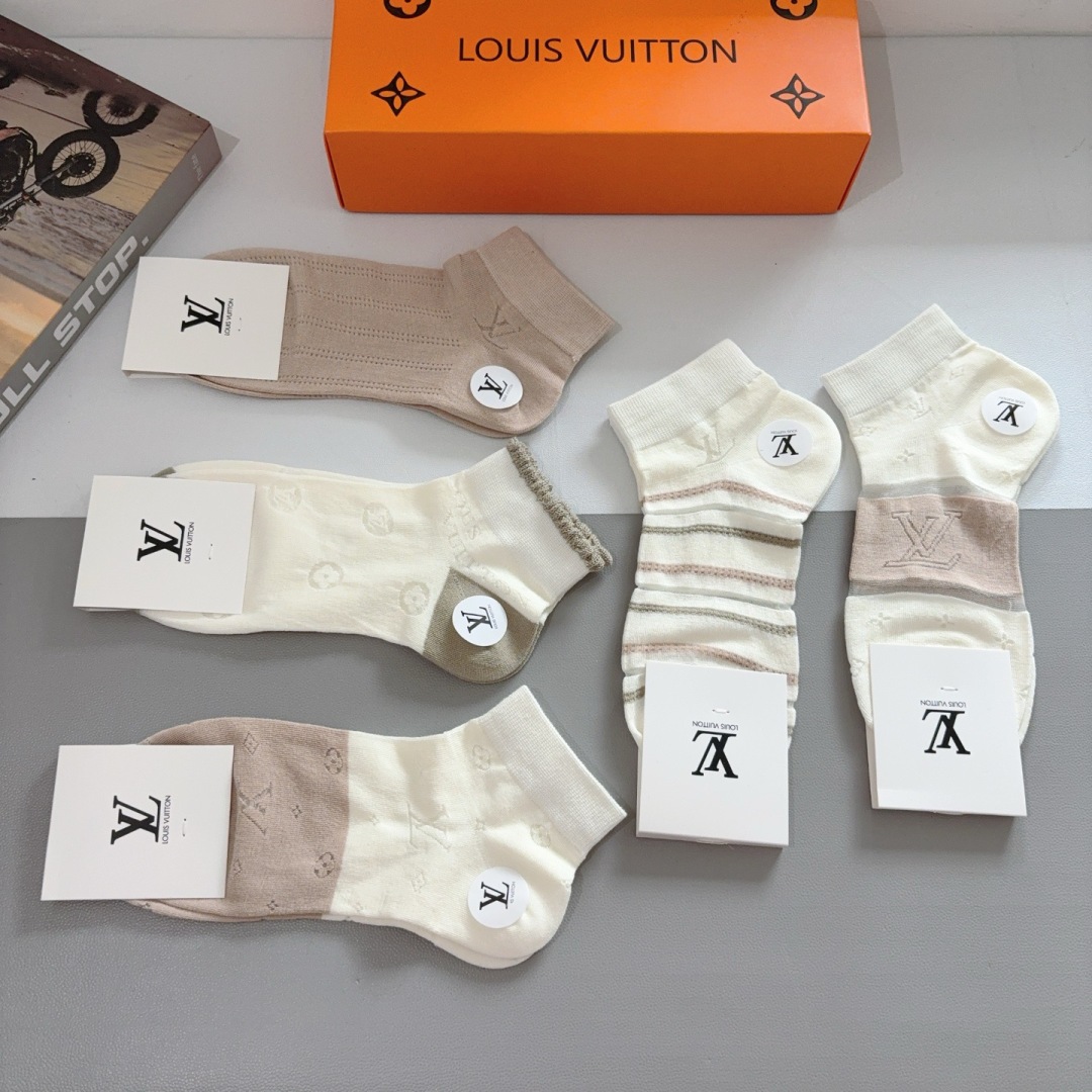 配包装（一盒5双） 
🌟 LV 路易威登 ，竹棉袜子 潮人必备爆款，经典字母logo船袜，个性时尚百搭款