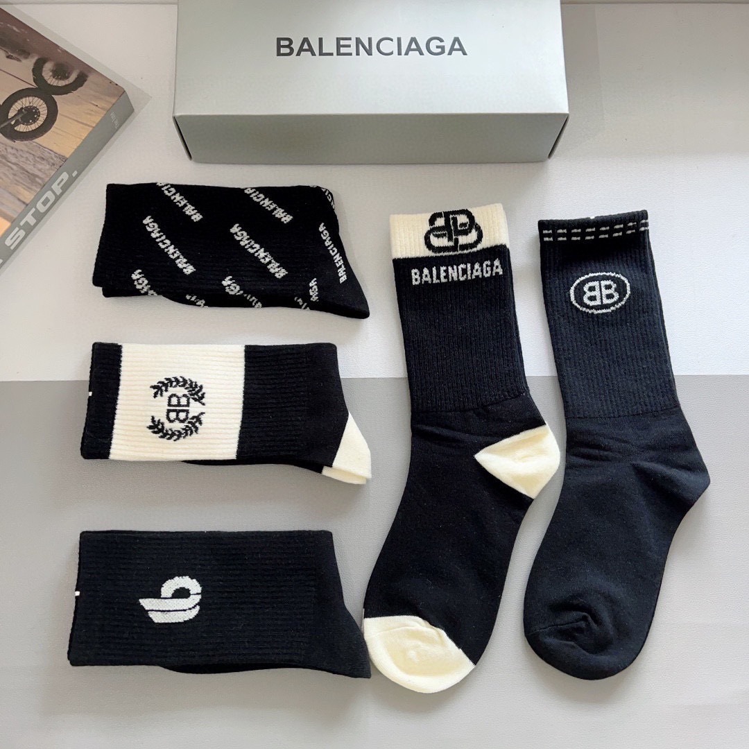 配包装【一盒5双】
BALENCIAGA 巴黎世家高版本超级柔软长筒袜子。潮人必不可少的时尚专柜代购长筒