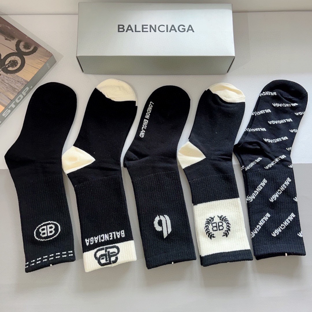 配包装【一盒5双】
BALENCIAGA 巴黎世家高版本超级柔软长筒袜子。潮人必不可少的时尚专柜代购长筒