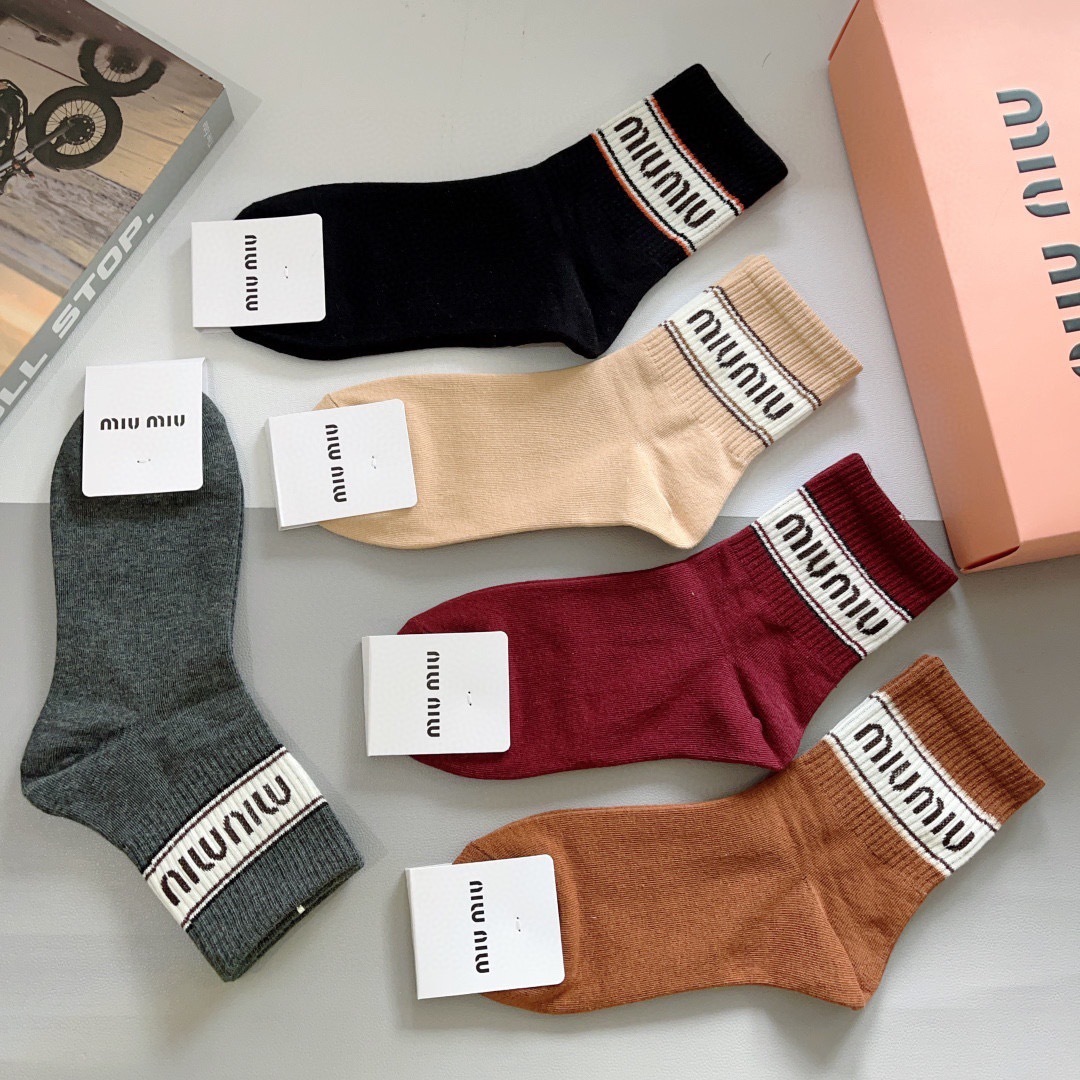 配包装【一盒5双】
miumiu · 缪缪 高品质。超级爆款网红中筒袜子❗️ins明星网红推荐❗️火爆至